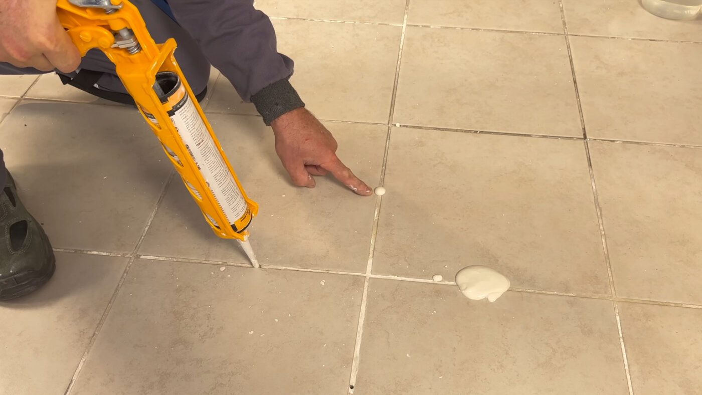 Закріплення ослабленої плитки без знімання з підлоги чи стіни