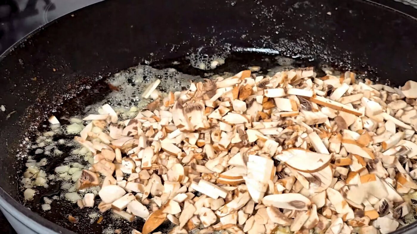 Курячі стегна у вершковому соусі з грибами та цибулею шалот