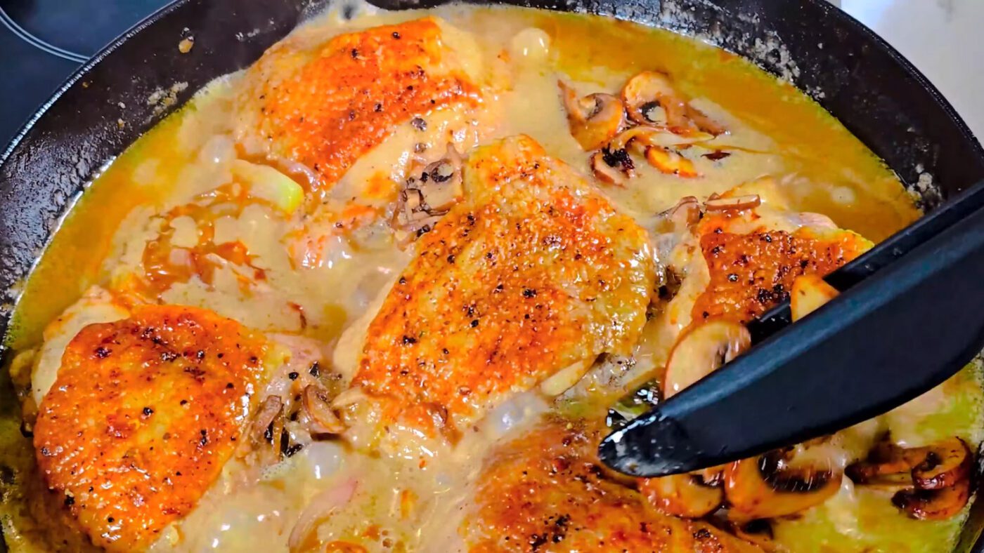 Курячі стегна у вершковому соусі з грибами та цибулею шалот