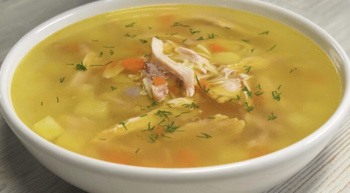 Господиня поділилась особливим рецептом курячого бульйону
