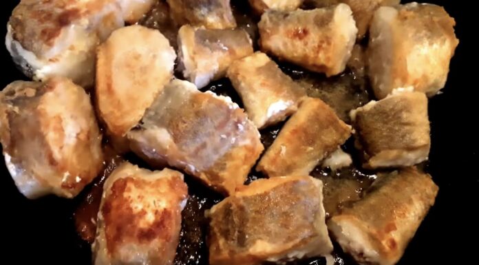 Кухарі підказали, як смажити хек без бризків олії