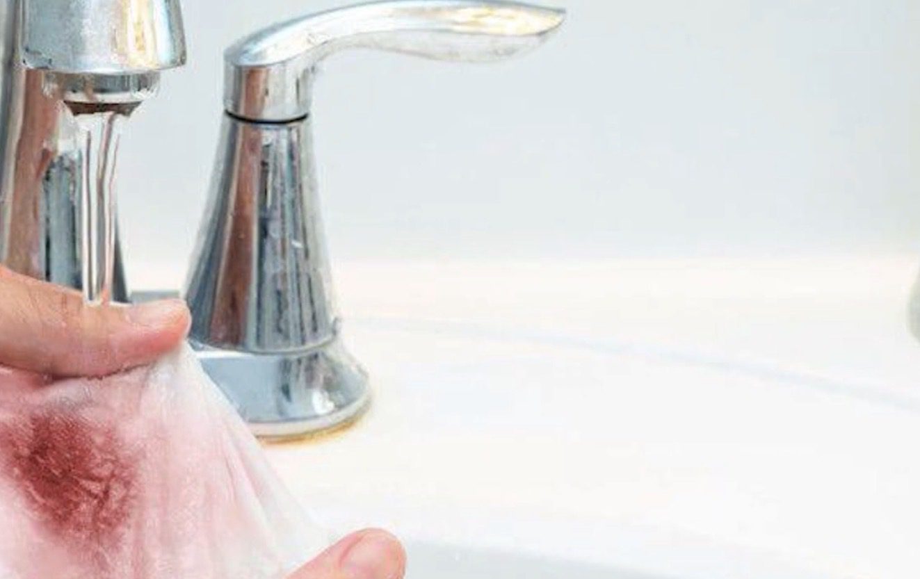 Як вивести плями від червоної їжі та напоїв