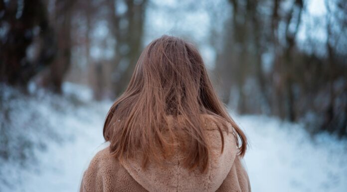 Бабуся робила це інтуїтивно, а от пояснення: по 2 пшики на гребінець – і волосся не електризується від шапки Експерти пояснили, що треба зробити, аби волосся не електризувалось