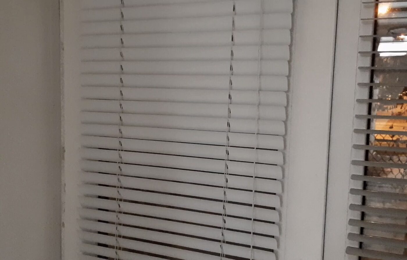 Як швидко та просто помити жалюзі