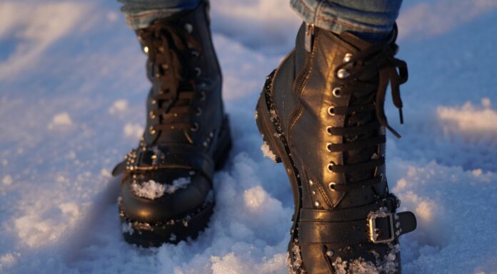 Не падаю, коли виходжу на вулицю, бо роблю от що: клею по 3 стрічки на підошву – і спокійно собі ходжу Спеціалісти порадили, як підготувати взуття, аби не падати в ожеледь