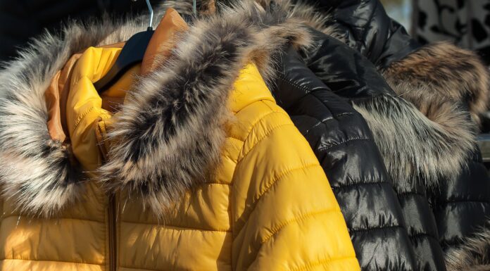 Господині розповіли, як освіжити верхній одяг від запахів з вулиці