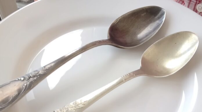 Експерти розповіли, що допомагає повернути сяючий вигляд столовим приборам