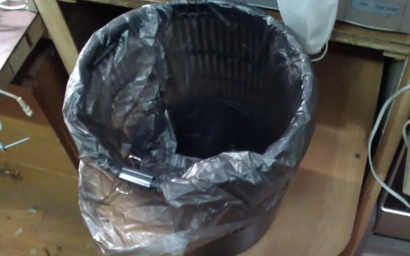 Як ставити сміттєвий пакет у відро, аби він не сповзав