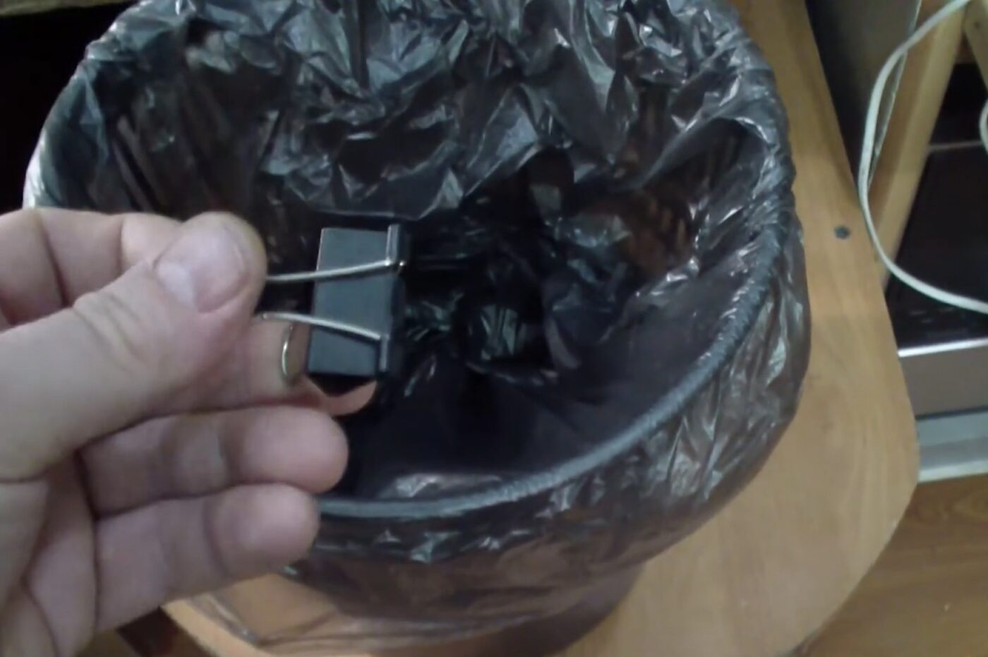 Як ставити сміттєвий пакет у відро, аби він не сповзав