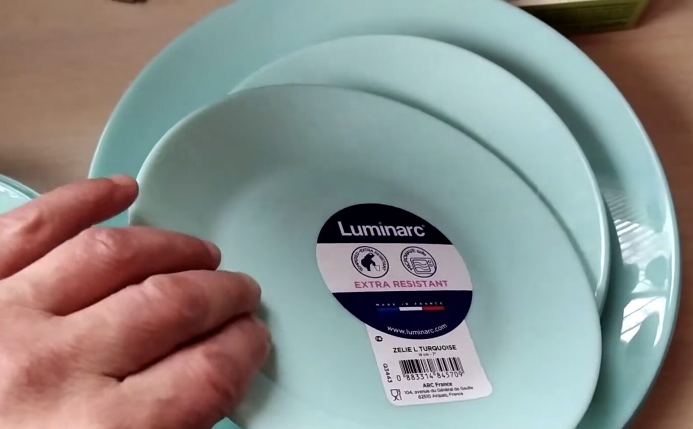 Як швидко та просто зняти етикетки разом з клеєм з посуду