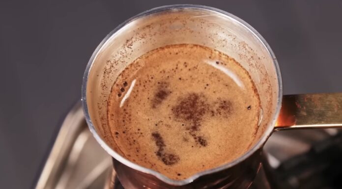 Кидаю по 2 дрібки у турку під час приготування кави – і гості тепер не хочуть в кавʼярню йти, тільки до мене Рецепт смачної турецької кави від професіоналів