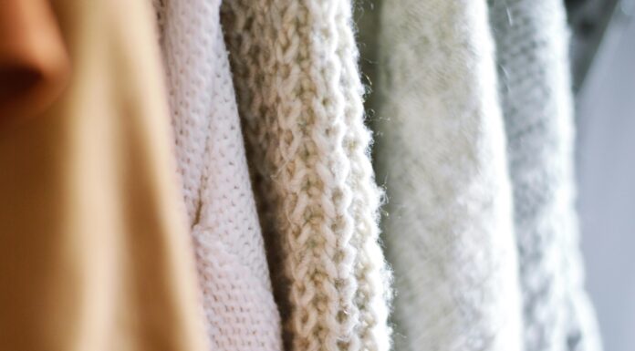 Перестала “знущатись” зі светрів: ось як правильно їх прати, аби ковтунці не з’являлись по 2 роки Спеціалісти дали декілька порад по догляду за светрами