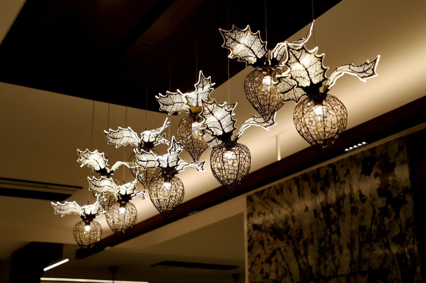 Як швидко помити люстру від пилу