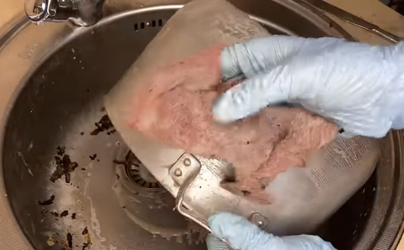 Забутий метод чищення каструль від нагару