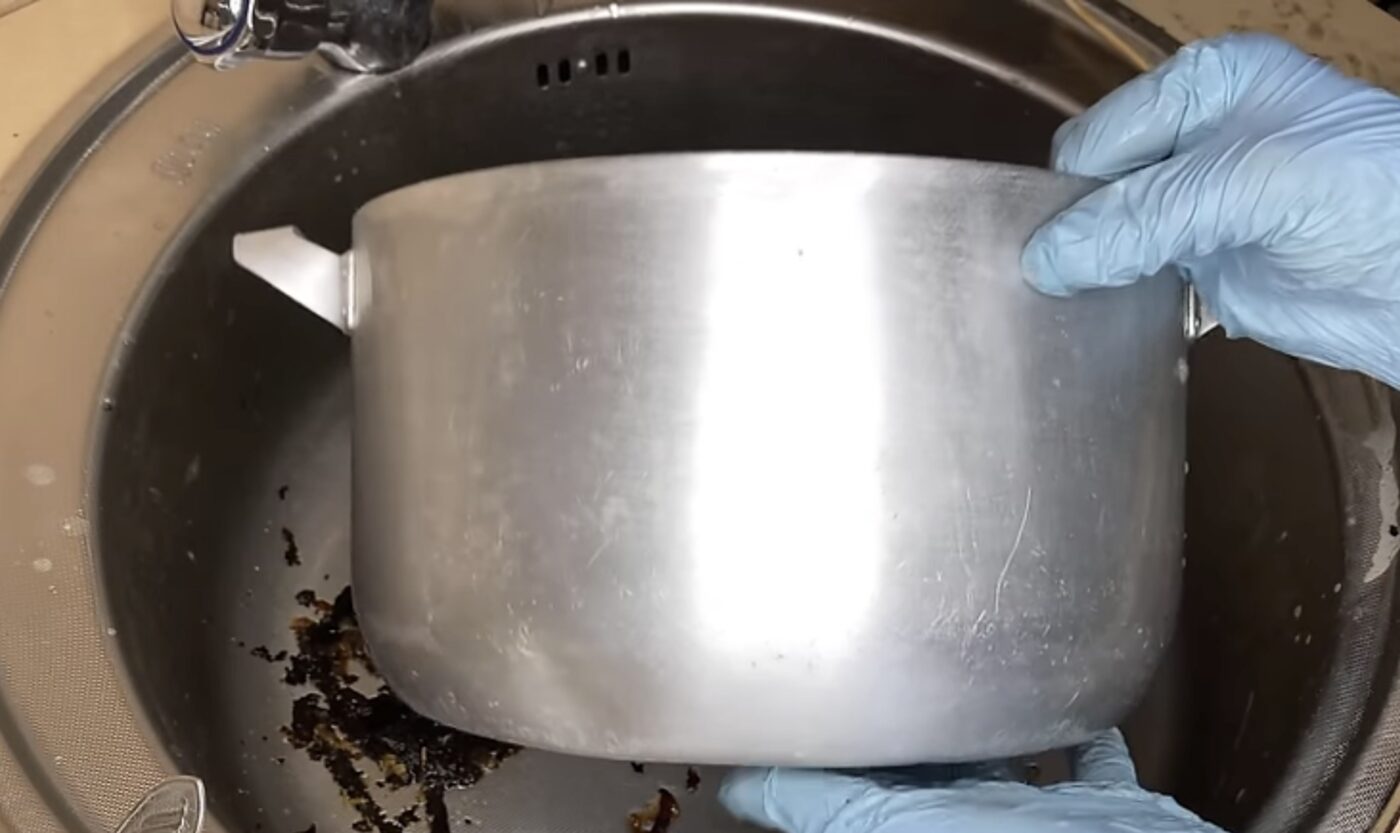 Забутий метод чищення каструль від нагару