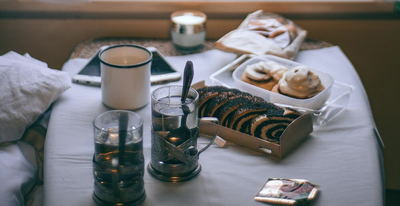 Для чого роблять металеві підстаканники в потягах