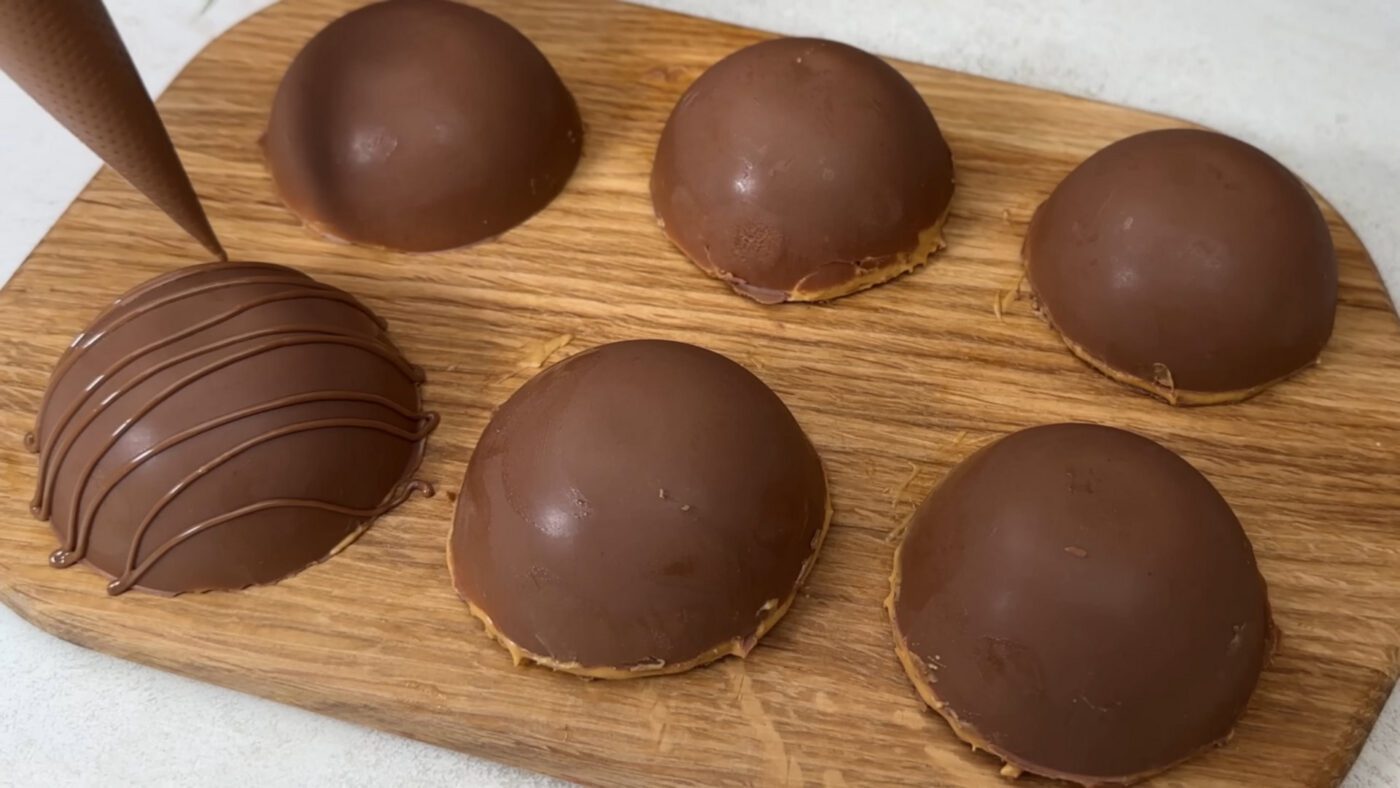 Карамельно-шоколадний десерт з горіхами