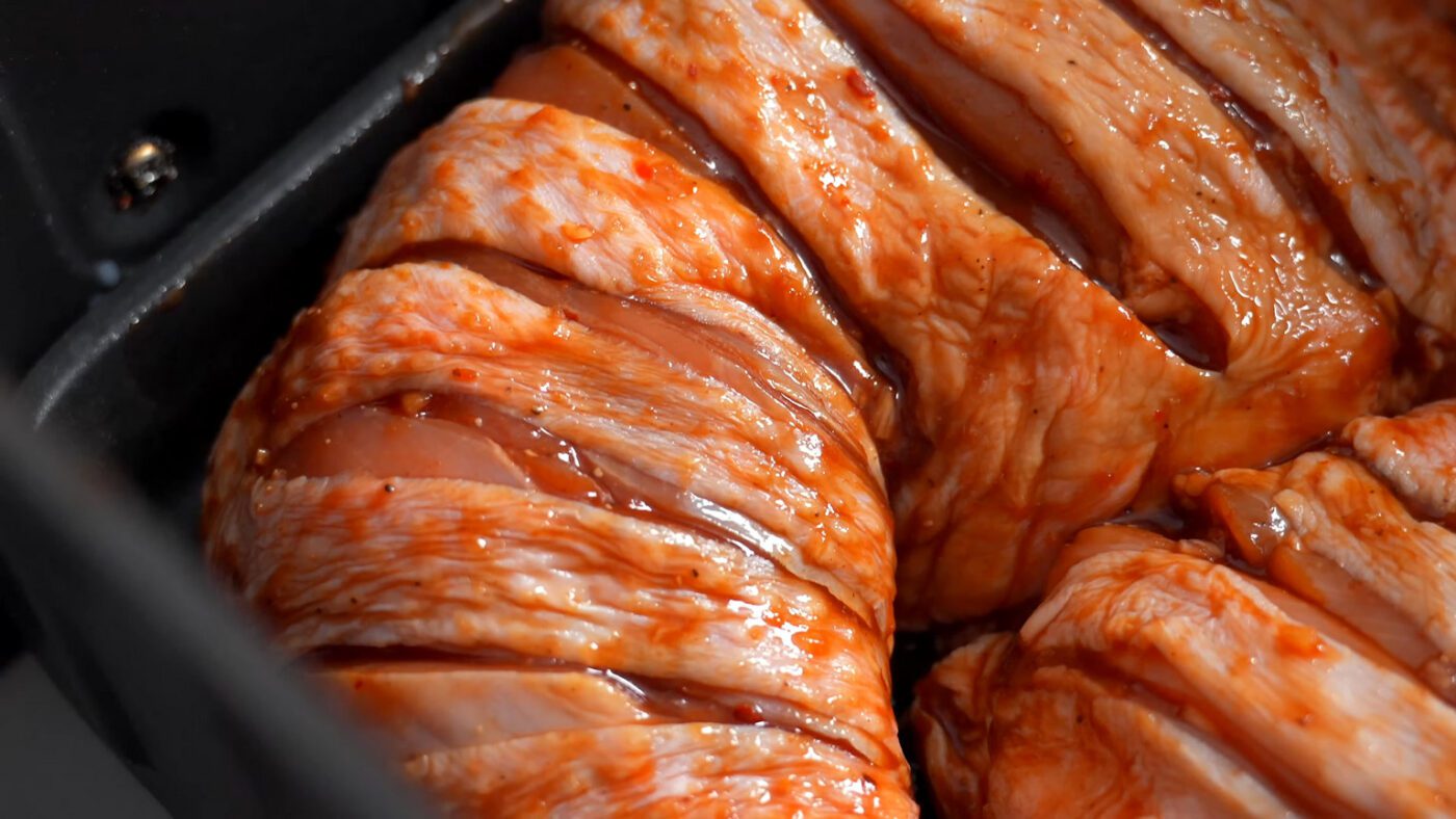 Соковита запечена курка в маринаді з кетчупу та соєвого соусу