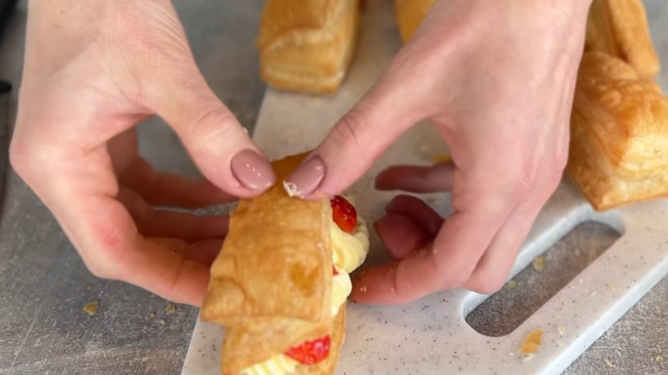 Кондитери показали, як приготувати мільфей з кремом муслін