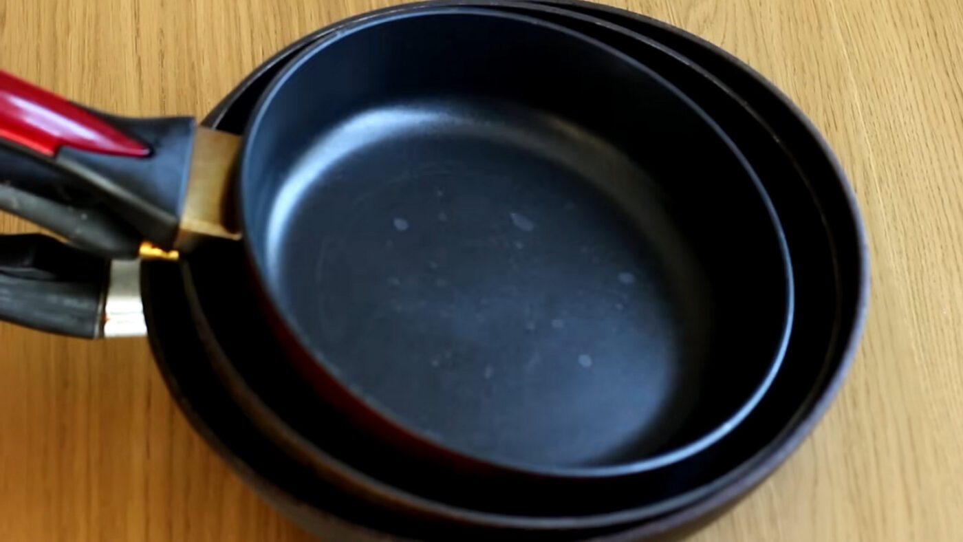 Не складайте всі пательні на купу, бо можете подряпати дно всередині