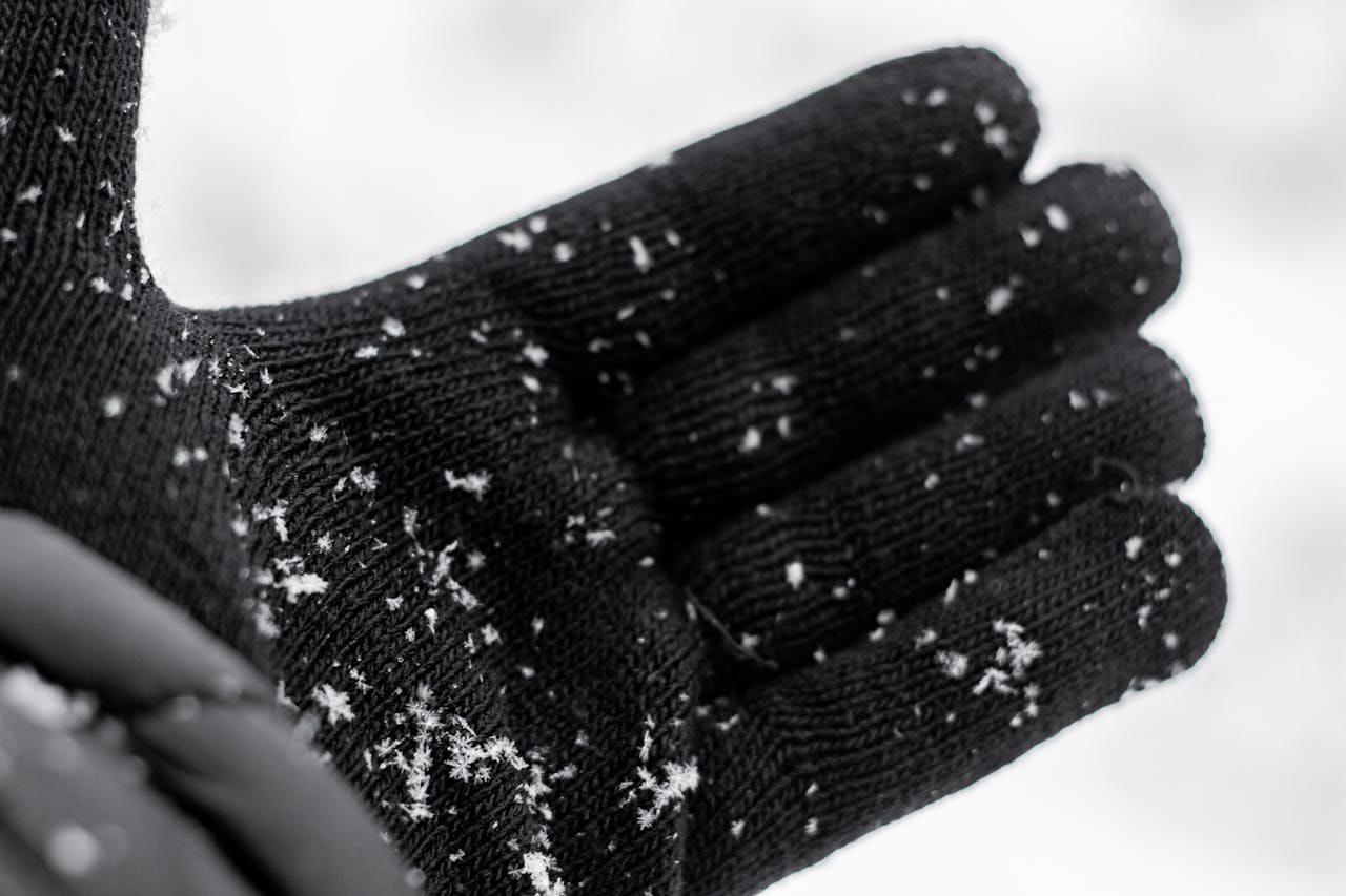 Експерти розповіли, як утеплити рукавиці для зимових прогулянок – корисні поради від знавців