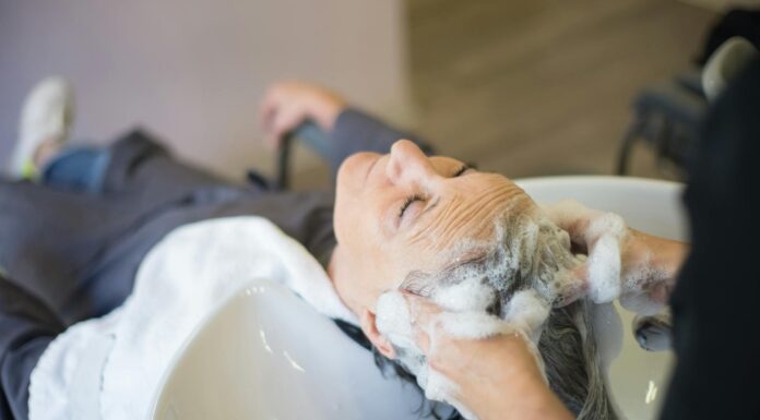 Перукар назвав 5 головних помилок, які ми робимо, коли миємо голову: через них волосся стає сухим та ламким Які помилки під час миття голови псують якість волосся