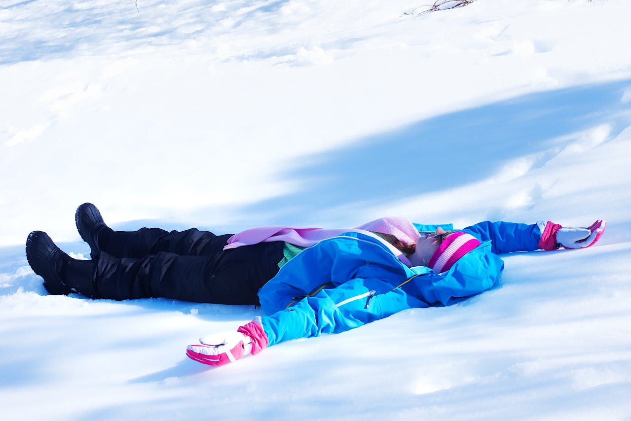 Експерти розповіли, який лайфхак допоможе захистити руки від морозу та снігу взимку