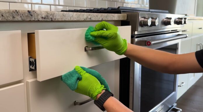 Господині порадили теплий розчин з 2 інгредієнтів проти жиру на кухні