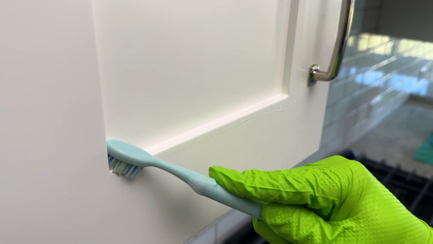 Господині порадили теплий розчин з 2 інгредієнтів проти жиру на кухні