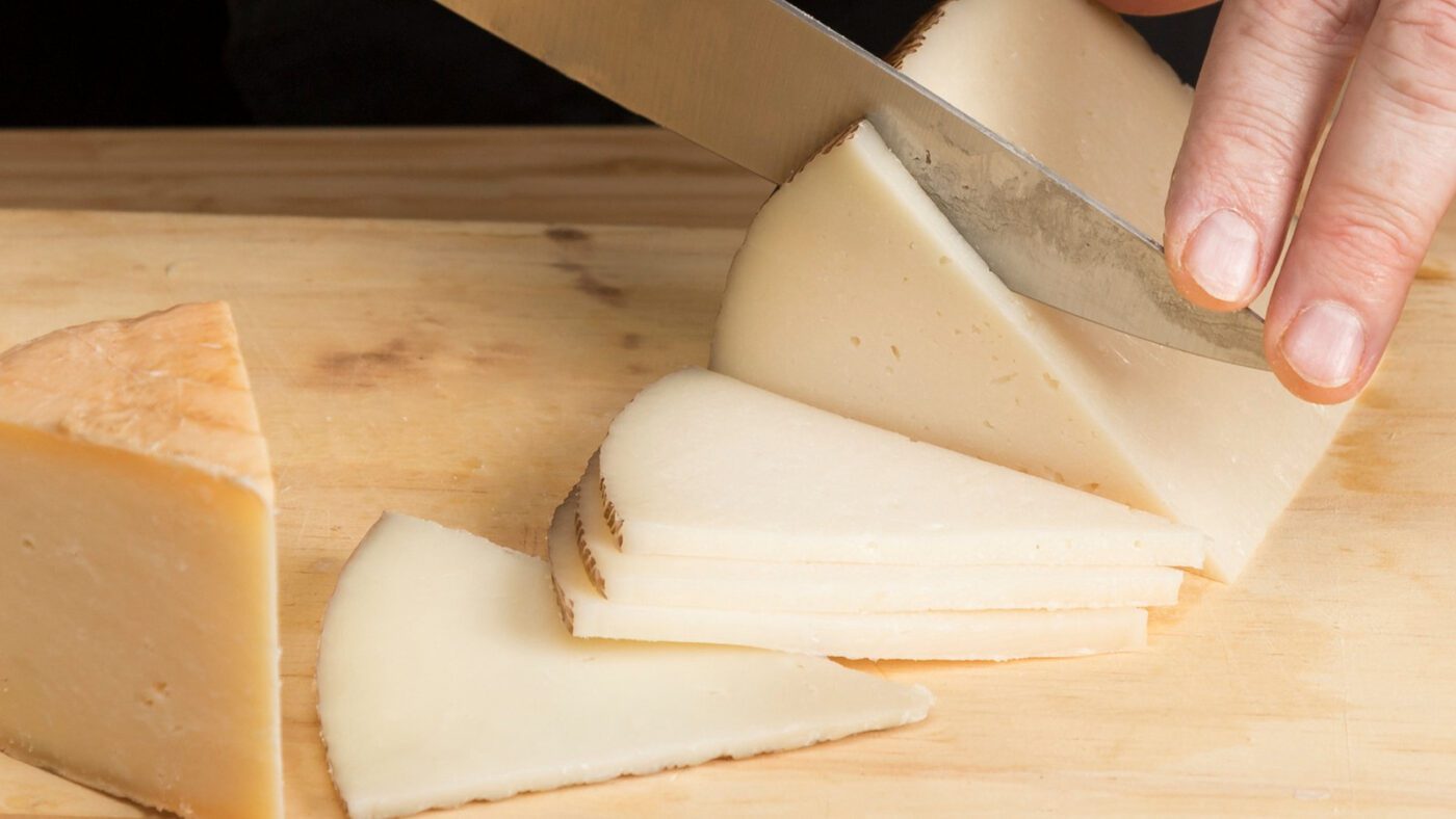 Більшість твердих сирів можна їсти та додавати у страви навіть злегка протермінованими