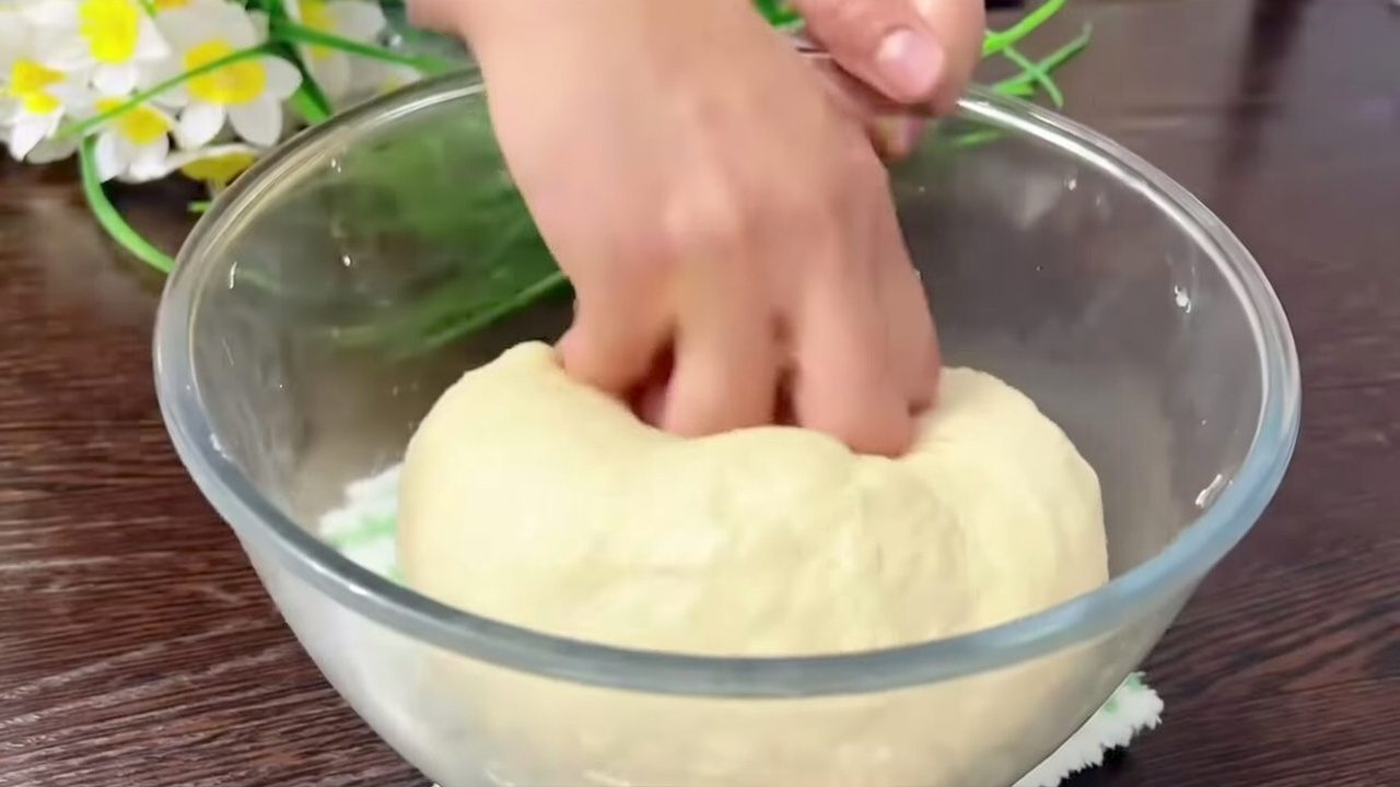 Не забивайте тісто борошном, а краще дайте йому постояти, щоб розійшлася клітковина