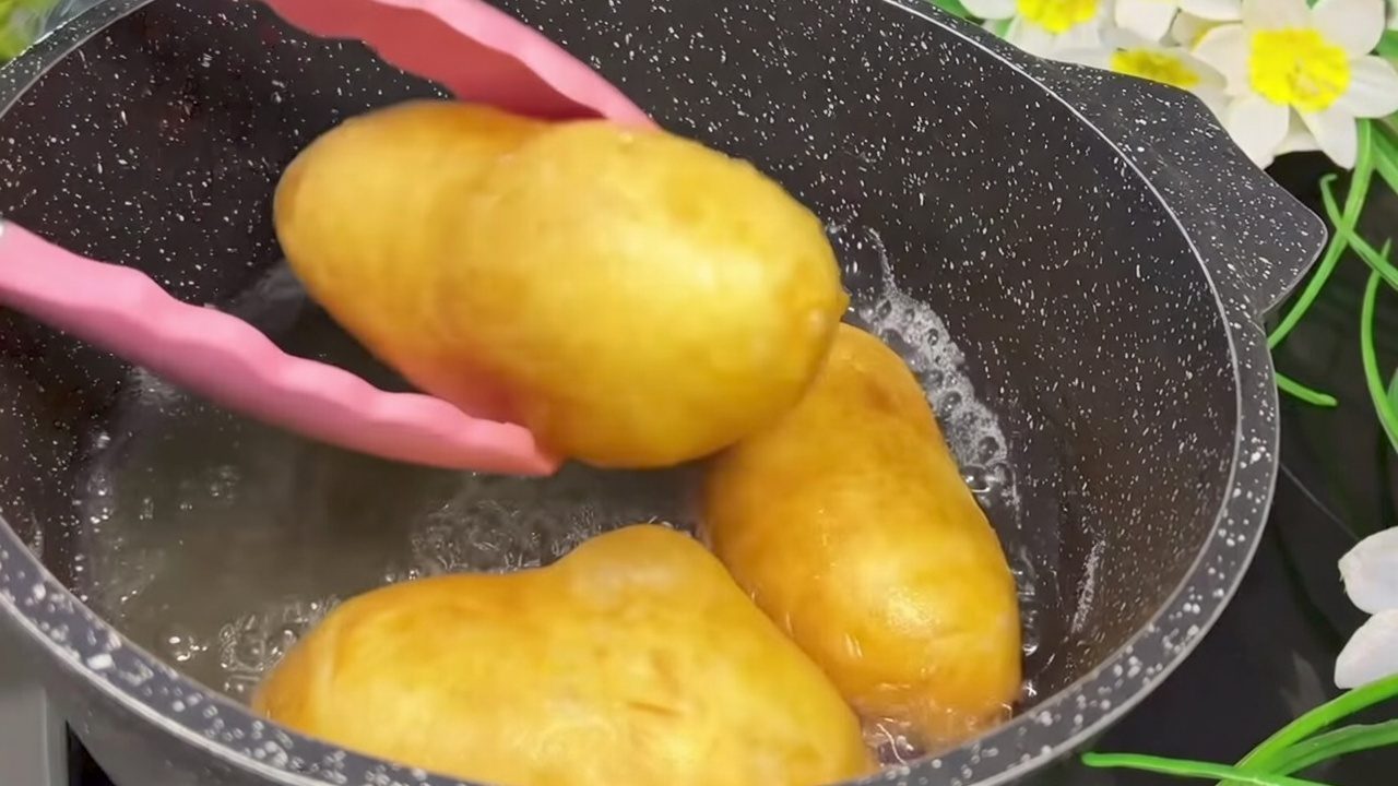 На пательню треба налити достатньо олії, щоб гарно обсмажити пиріжки