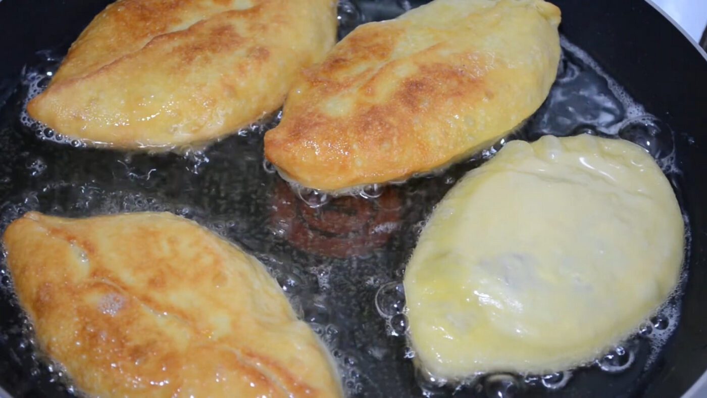 Смажити потрібно на середньому вогні, щоб пиріжки приготувалися всередині
