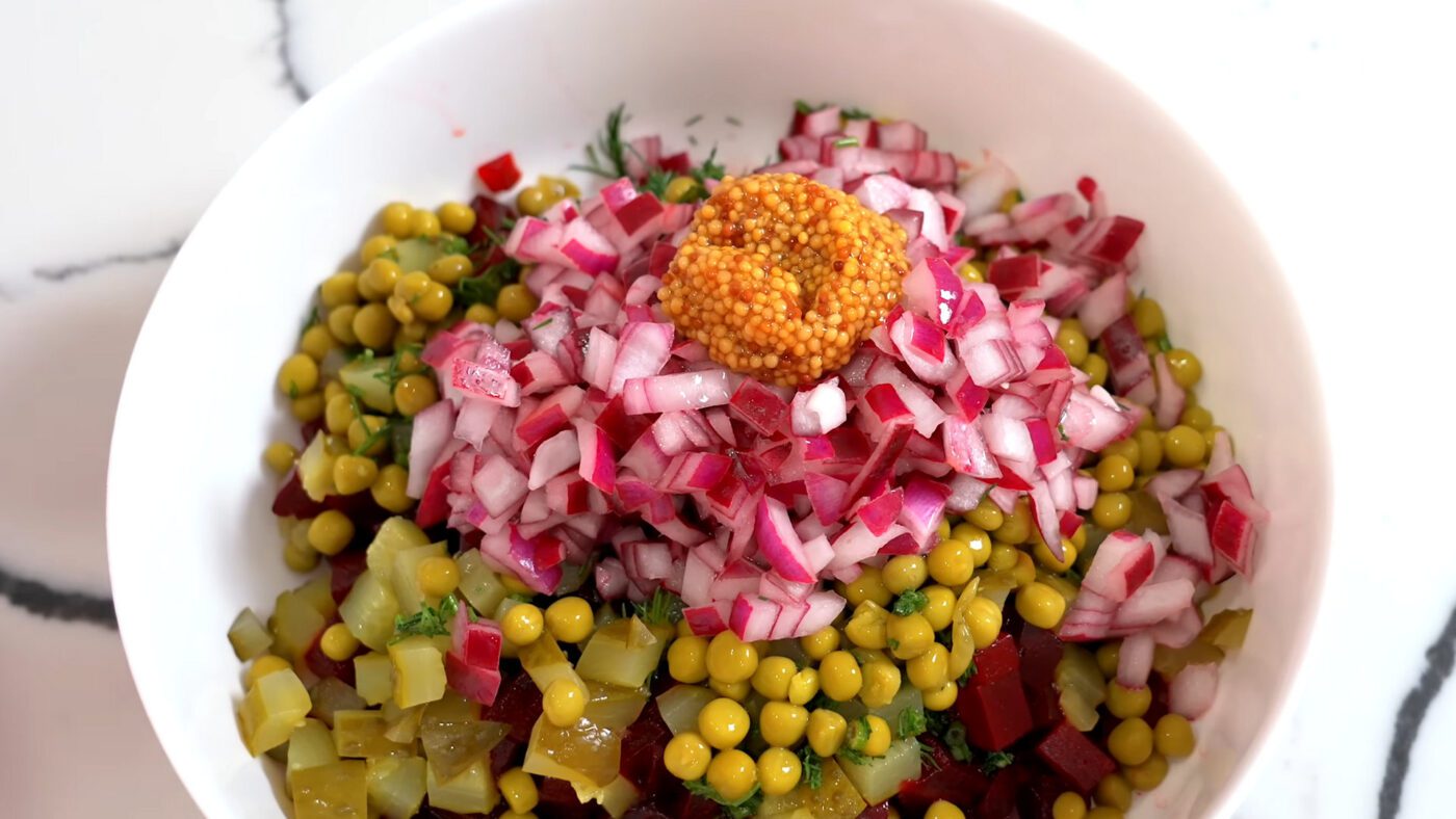 Кулінари показали ситний та смачний буряковий салат без майонезу