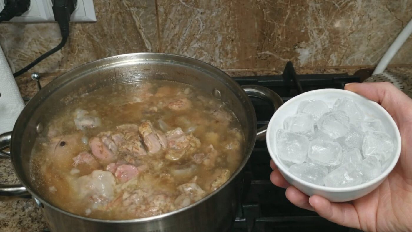 Додавання льоду дозволяє швидко прибрати з бульйону зайвий жир та піну