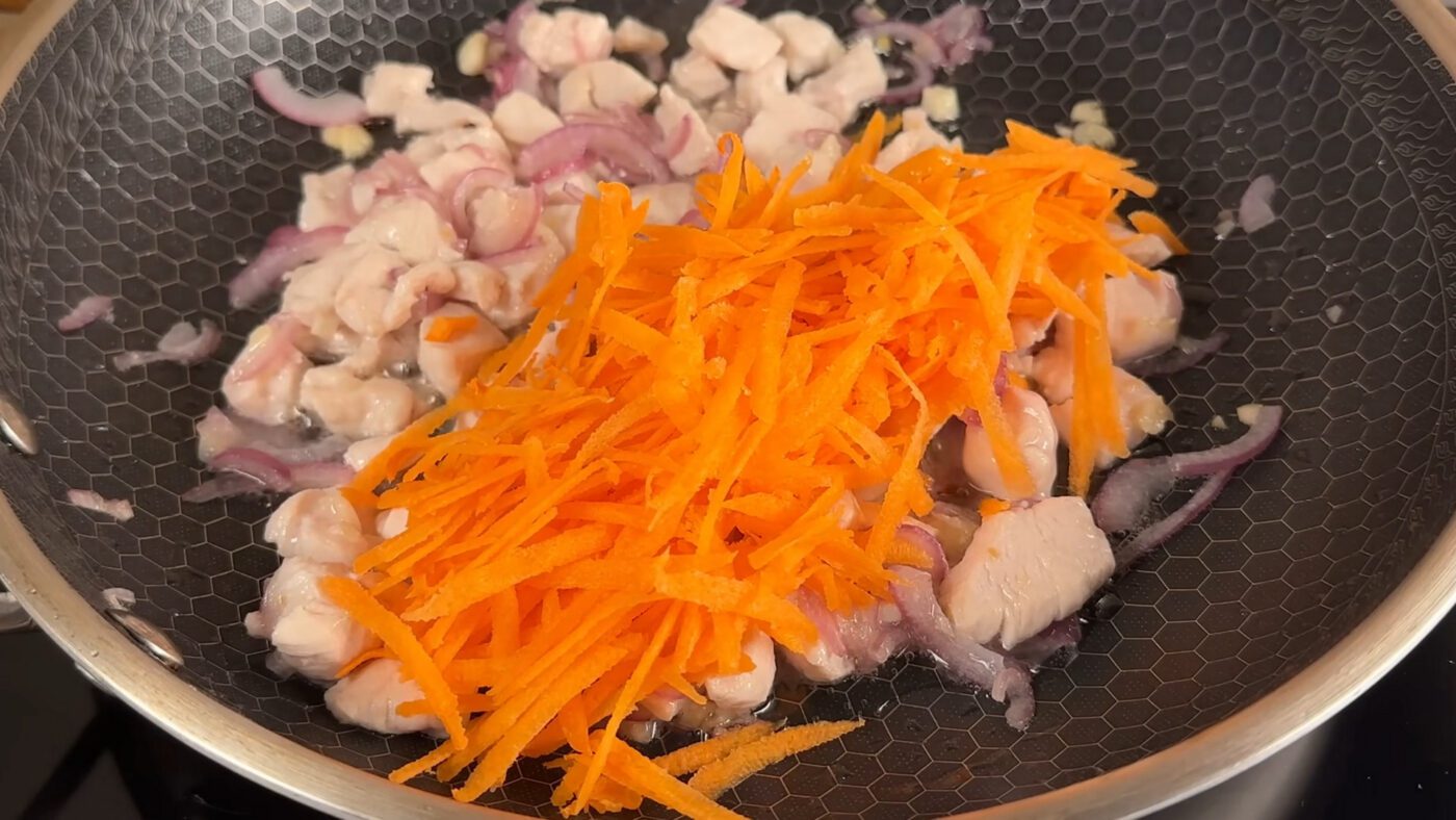 Кулінари показали, як приготувати картопляну піцу з куркою та овочами