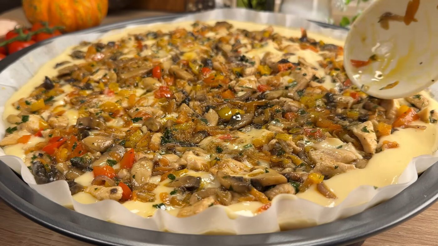 Кулінари показали, як приготувати картопляну піцу з куркою та овочами