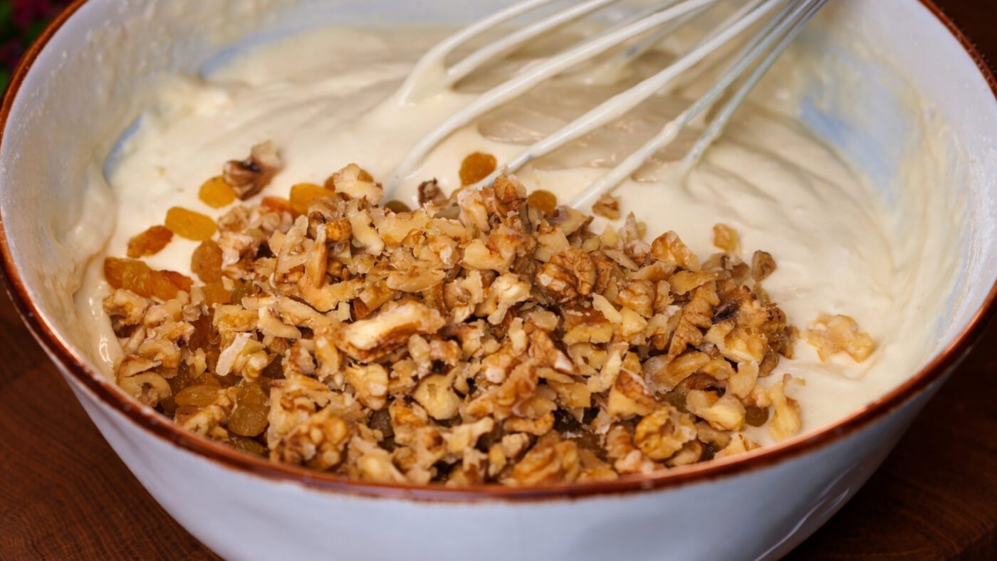 Можна замість родзинок додати курагу чи чорнослив, а замість волоських горіхів арахіс або мигдаль