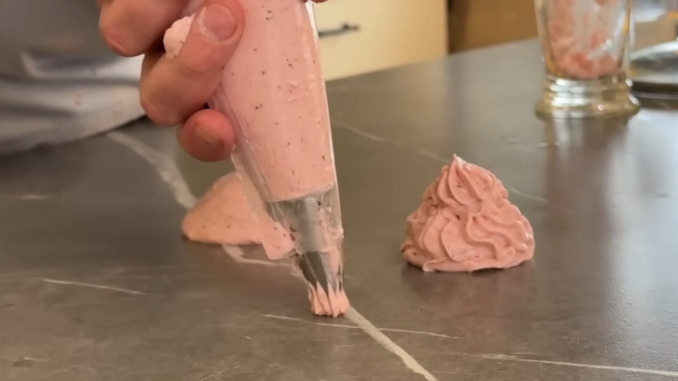 Шеф-кухар Євген Клопотенко показав, як зробити вдома смачний зефір