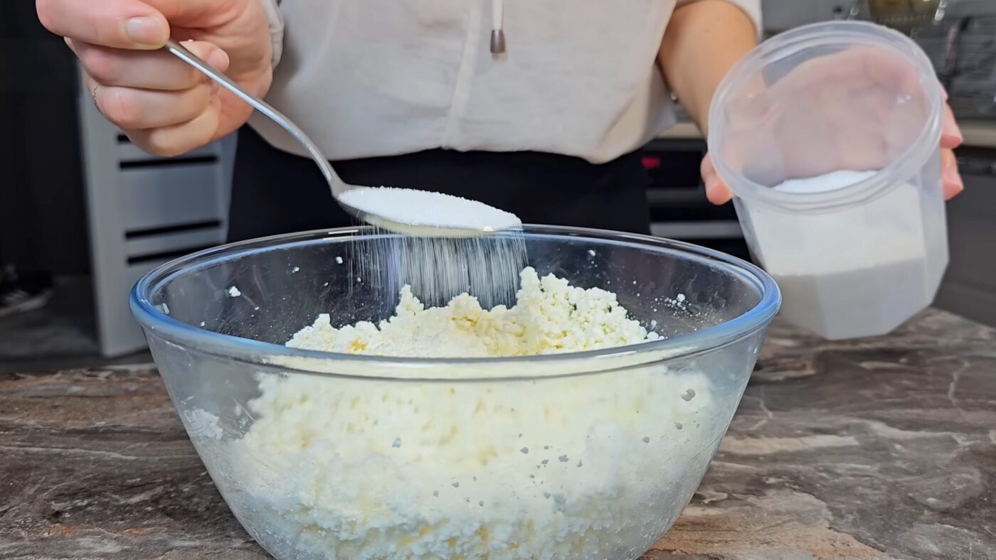 Кухарі пояснили, як зробити пухкі сирники з яблуком без борошна