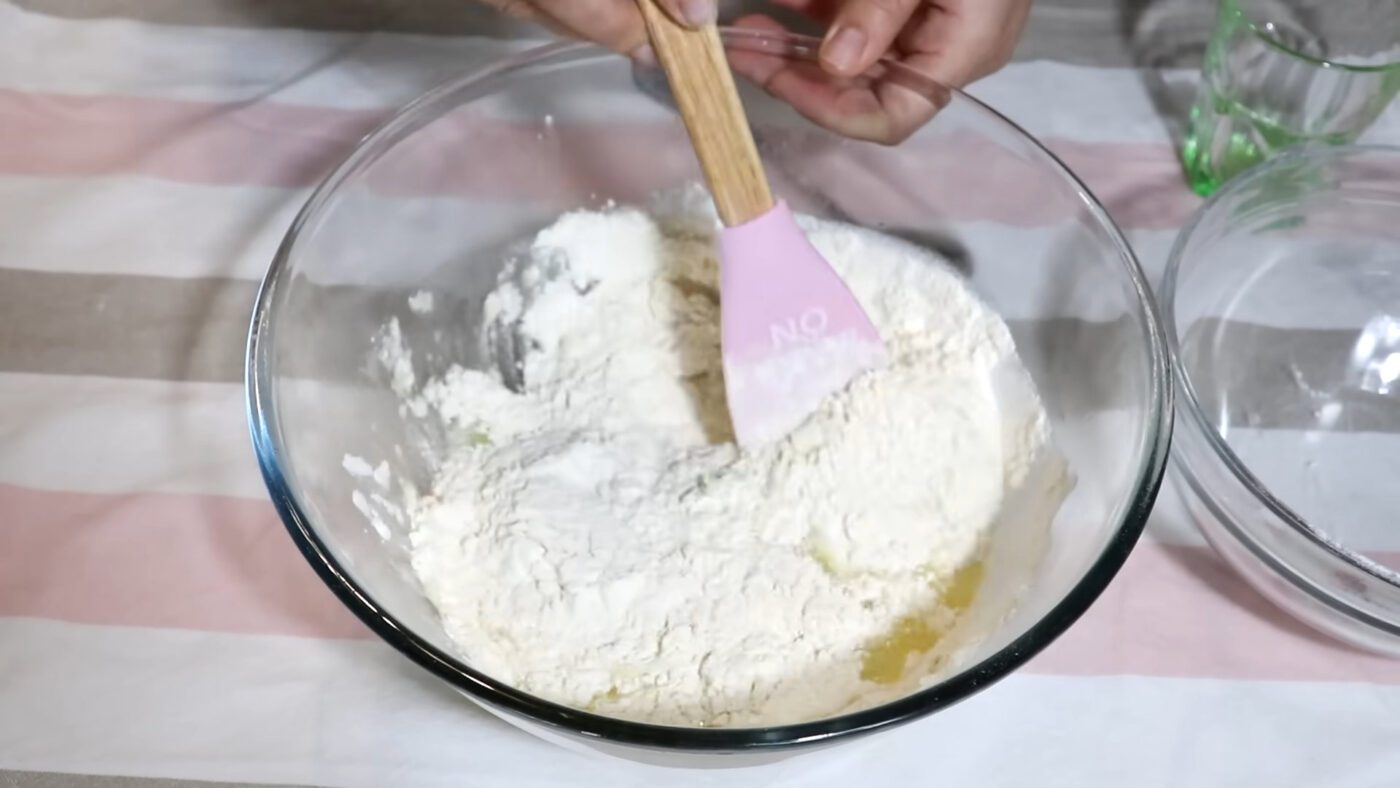 Кухарі пояснили, як замісити еластичне та ніжне тісто на вареники