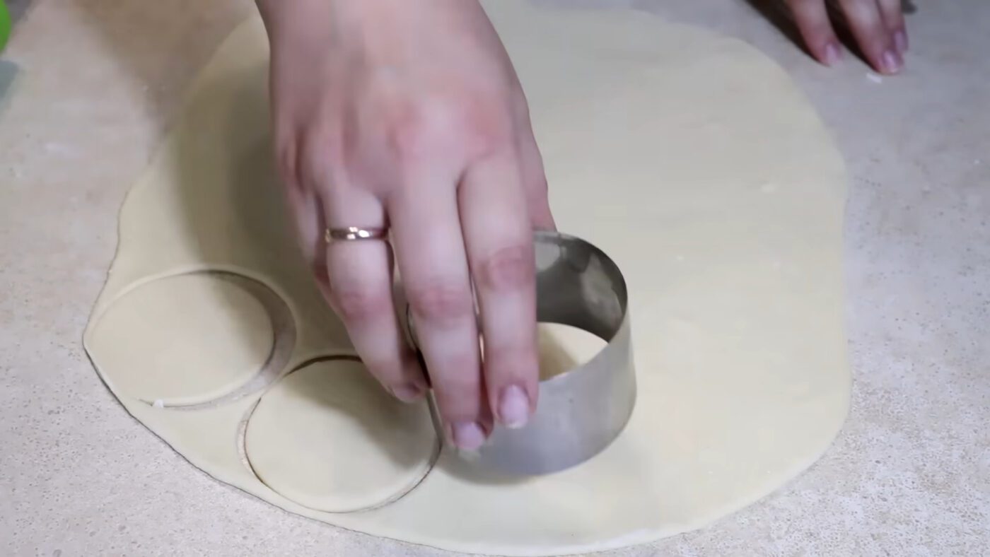 Кухарі пояснили, як замісити еластичне та ніжне тісто на вареники