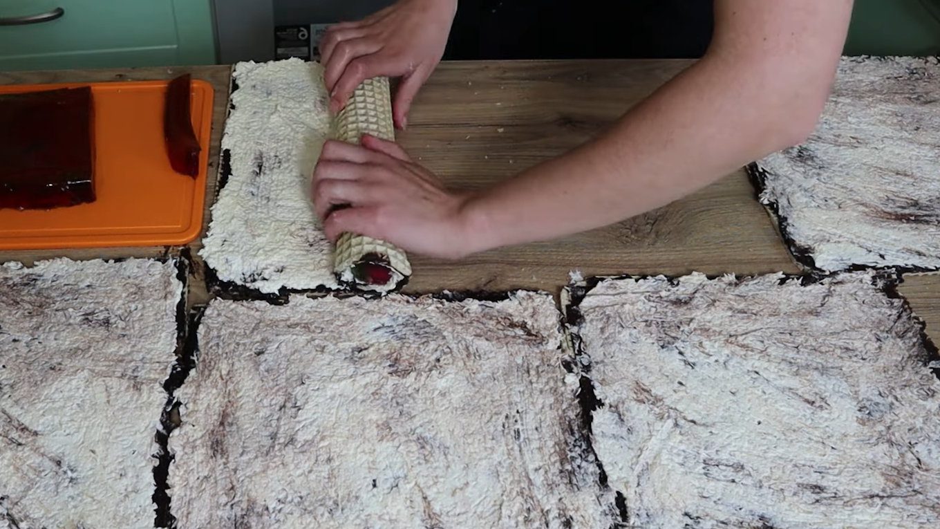 Кондитери показали вафельний рулет із двома кремами та желе