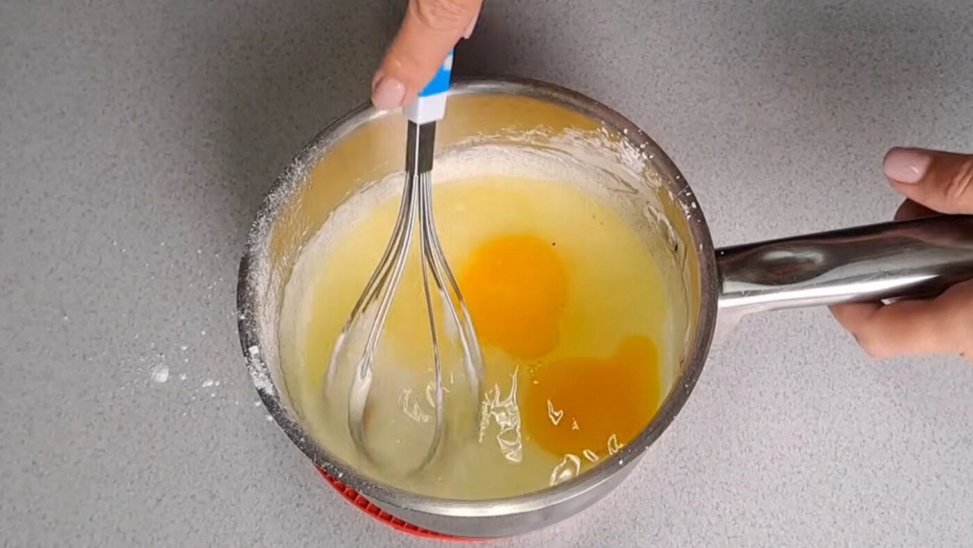 Кухарі поділилися рецептом вафельних трубочок без вафельниці й духовки