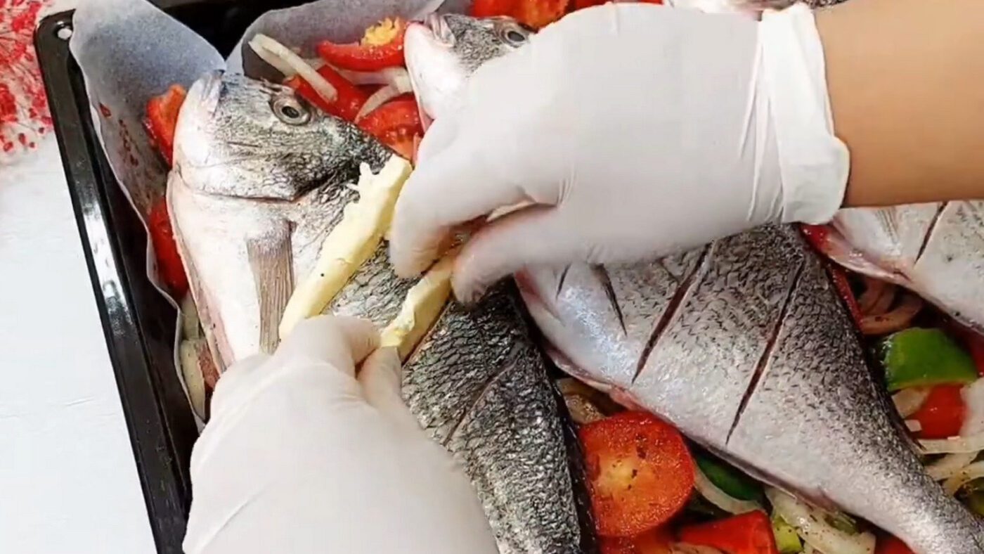 Запечена риба з овочами, лавровим листом і вершковим маслом