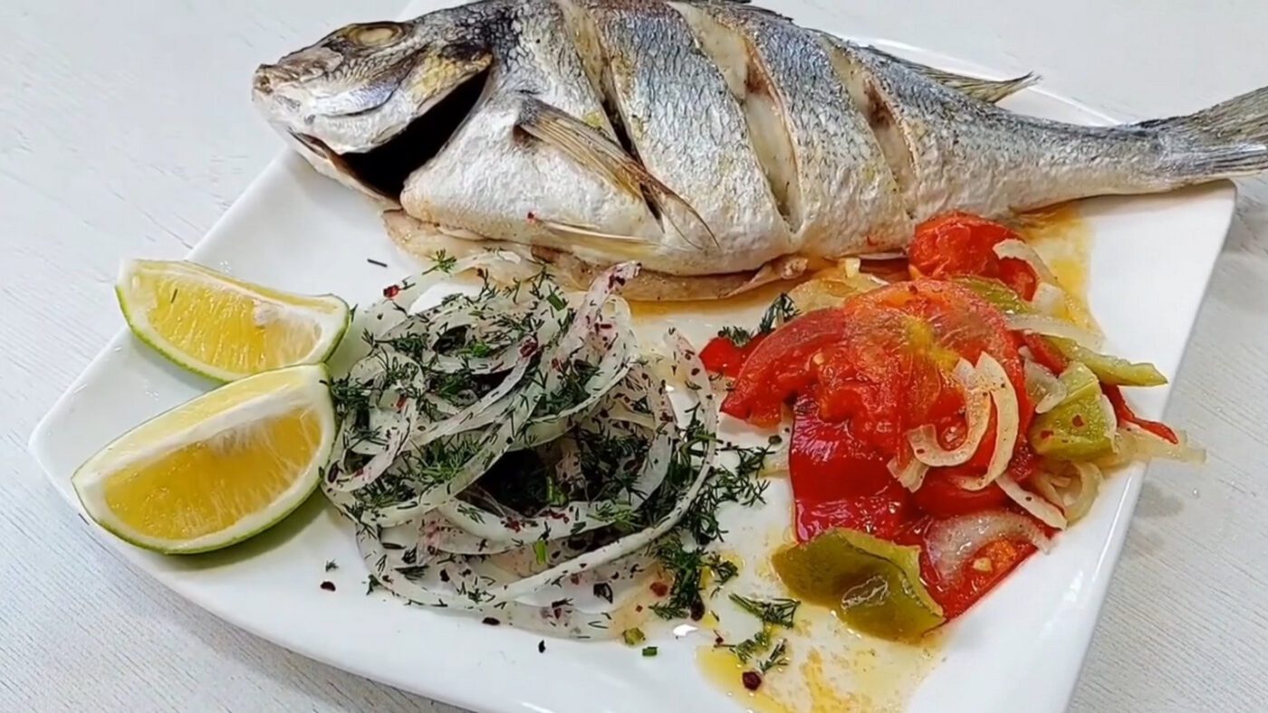 Запечена риба з овочами, лавровим листом і вершковим маслом