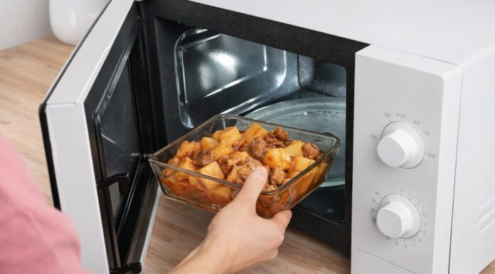 Кухарі пояснили, які 8 святкових страв не варто гріти в мікрохвильовці