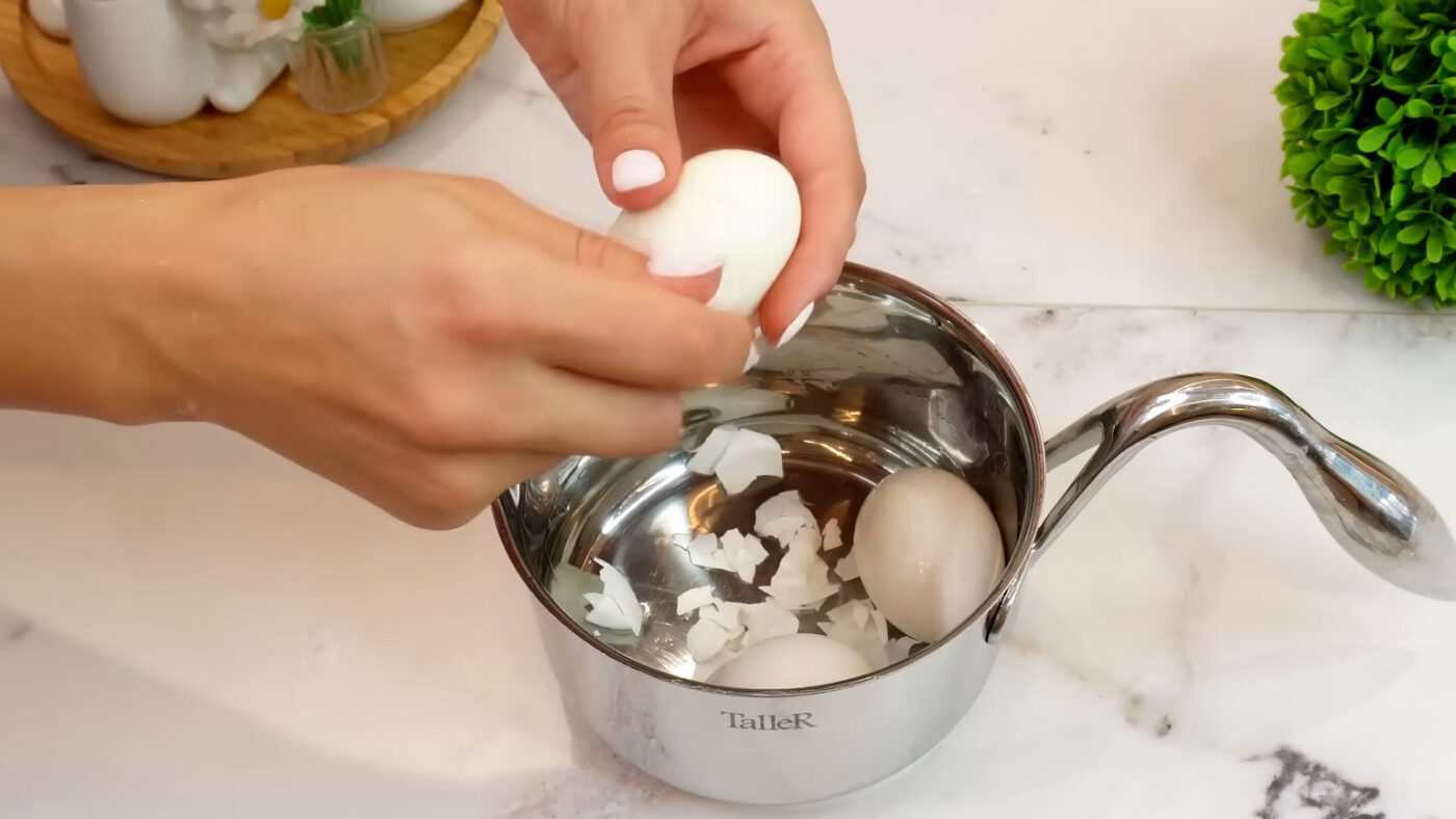 Смачний та легкий салат з куркою, твердим сиром і консервованими ананасами