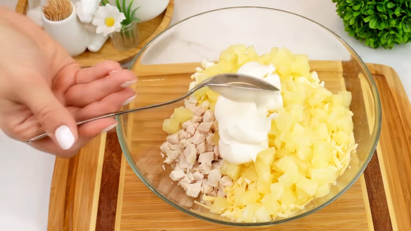 Смачний та легкий салат з куркою, твердим сиром і консервованими ананасами