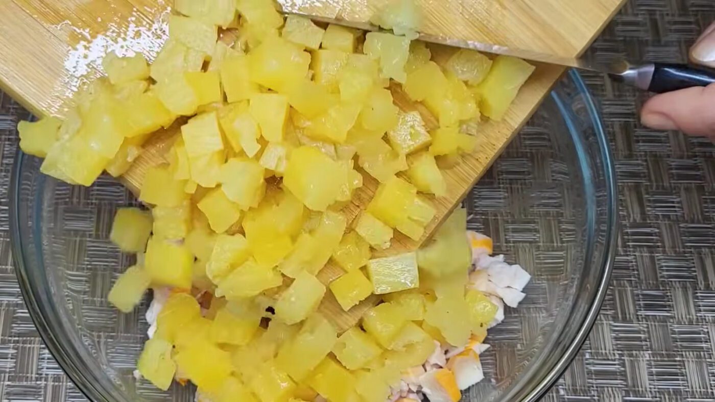 Ананас краще брати не надто солодкий, щоб він не забив смаки